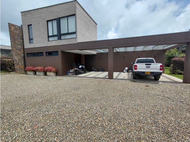 Casa de 3 alcobas en venta en Loma Del Indio, Medellín, 450 m² · foto 2 de 9