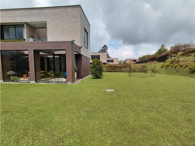 Casa de 3 alcobas en venta en Loma Del Indio, Medellín, 450 m² · foto 3 de 9