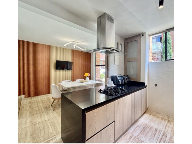 Casa de 4 alcobas en venta en Los Naranjos, Medellín, 240 m² · foto 2 de 21
