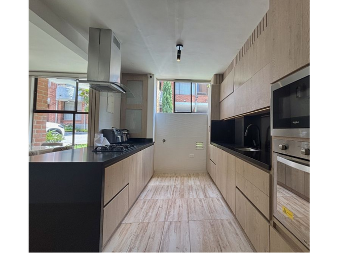 Casa de 4 alcobas en venta en Los Naranjos, Medellín, 240 m² · foto 3 de 21