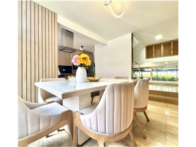 Casa de 4 alcobas en venta en Los Naranjos, Medellín, 240 m² · foto 5 de 21