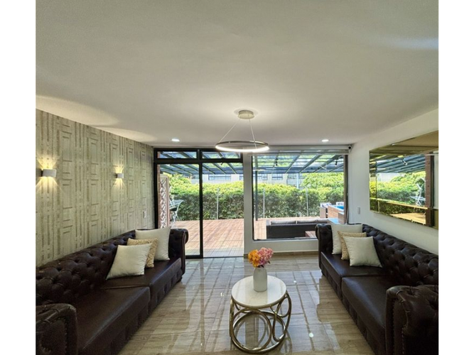Casa de 4 alcobas en venta en Los Naranjos, Medellín, 240 m² · foto 7 de 21
