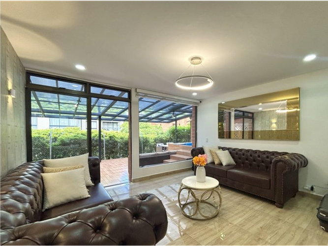 Casa de 4 alcobas en venta en Los Naranjos, Medellín, 240 m² · foto 9 de 21