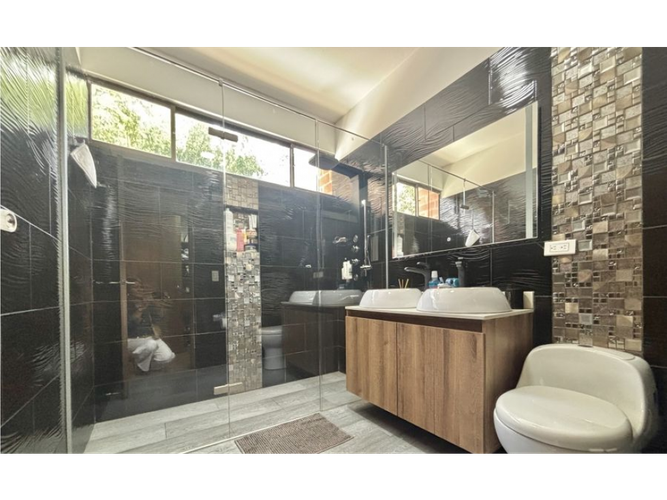 Casa de 4 alcobas en venta en Los Naranjos, Medellín, 240 m² · foto 17 de 21
