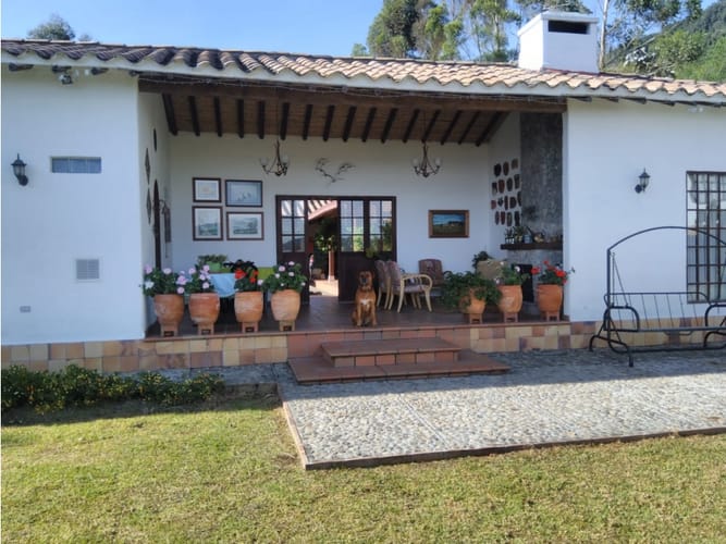 Casa de 5 alcobas en venta en Lomitas, La Ceja, 487 m² · foto 2 de 24