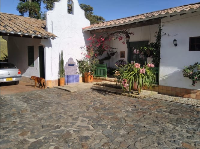 Casa de 5 alcobas en venta en Lomitas, La Ceja, 487 m² · foto 3 de 24