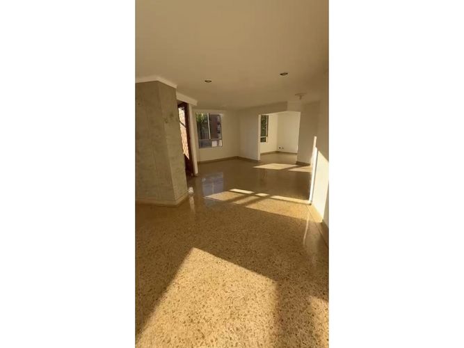 Apartamento de 3 alcobas en venta en Las Acacias, Medellín, 150 m² · foto 3 de 22