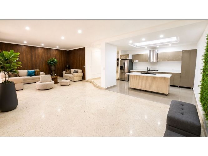 Casa de 5 alcobas en venta en Los Naranjos, Medellín, 580 m² · foto 2 de 13