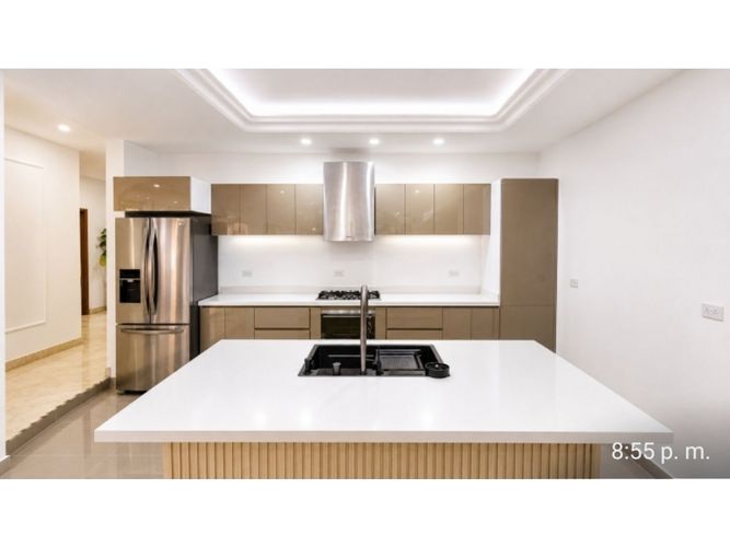 Casa de 5 alcobas en venta en Los Naranjos, Medellín, 580 m² · foto 3 de 13