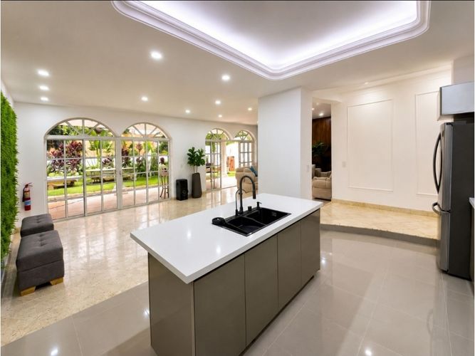 Casa de 5 alcobas en venta en Los Naranjos, Medellín, 580 m² · foto 4 de 13