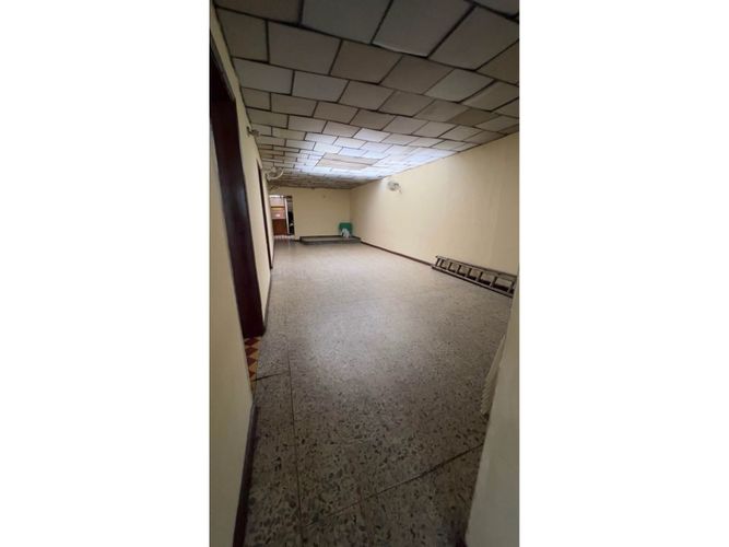 Casa en venta en Buenos Aires, Medellín, 261 m² · foto 3 de 9