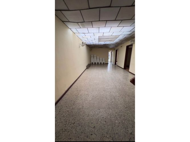 Casa en venta en Buenos Aires, Medellín, 261 m² · foto 4 de 9