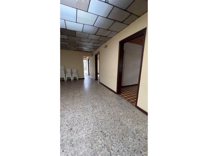 Casa en venta en Buenos Aires, Medellín, 261 m² · foto 5 de 9
