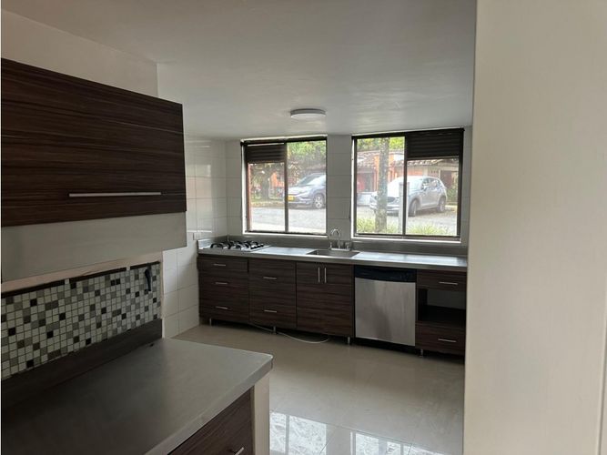 Casa de 3 alcobas en venta en Loma Del Chocho, Envigado, 185 m² · foto 3 de 10