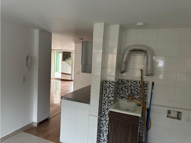 Casa de 3 alcobas en venta en Loma Del Chocho, Envigado, 185 m² · foto 4 de 10