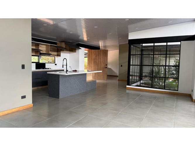 Casa de 4 alcobas en venta en Llano Grande, Rionegro, 341 m² · foto 2 de 14