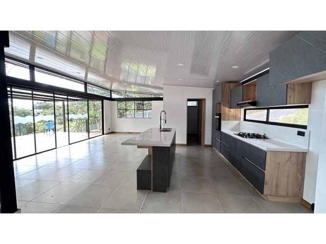 Casa de 4 alcobas en venta en Llano Grande, Rionegro, 341 m² · foto 3 de 14