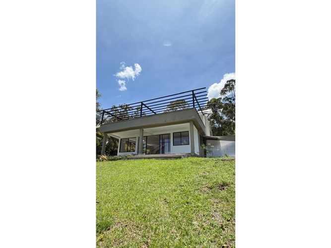 Casa de 3 alcobas en venta en El Porvenir, Rionegro, 370 m² · foto 2 de 24