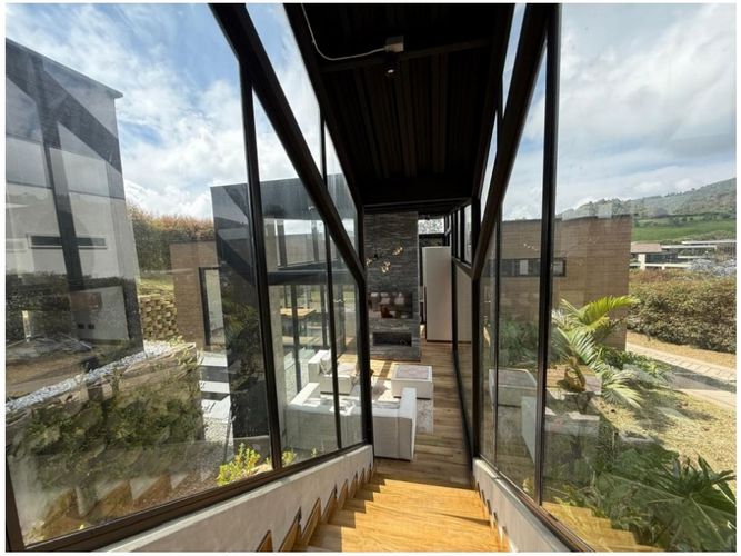 Casa de 3 alcobas en venta en Las Palmas, Medellín, 248 m² · foto 3 de 8