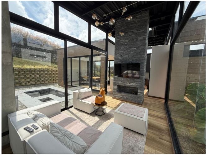 Casa de 3 alcobas en venta en Las Palmas, Medellín, 248 m² · foto 4 de 8