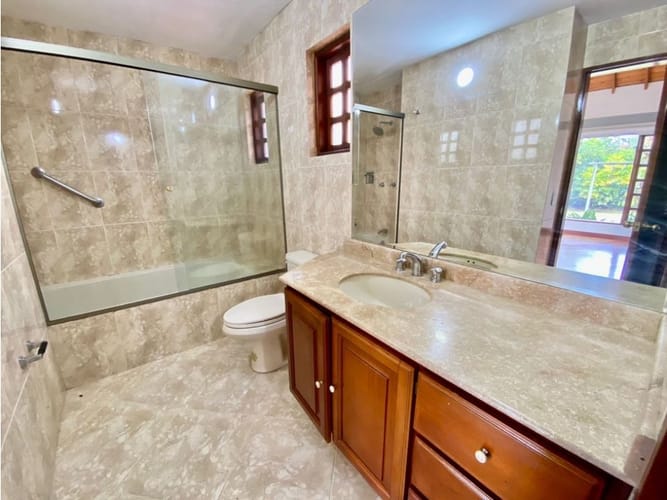 Casa de 4 alcobas en arriendo en Llano Grande, Rionegro, 300 m² · foto 8 de 24