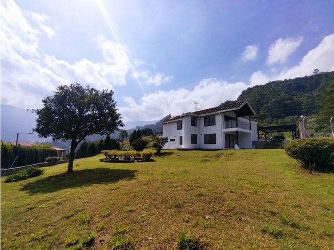 Casa de 4 alcobas en arriendo en San Rafael, Envigado, 380 m² · foto 2 de 24