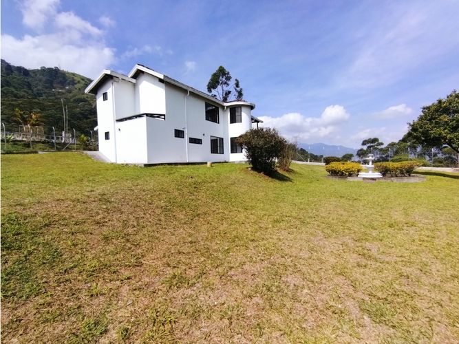 Casa de 4 alcobas en arriendo en San Rafael, Envigado, 380 m² · foto 4 de 24