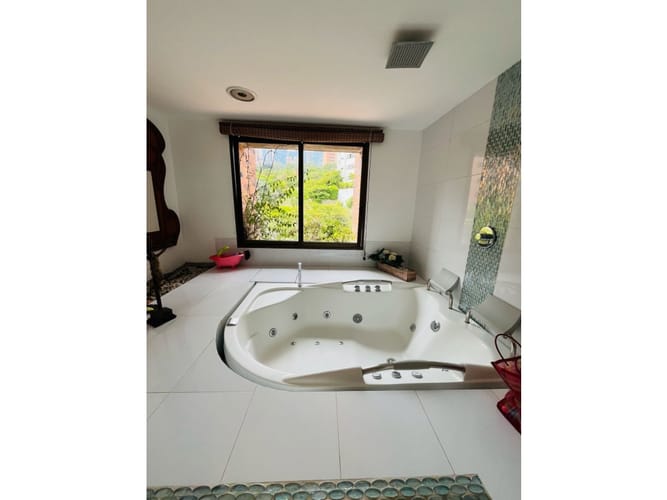 Apartamento de 4 alcobas en arriendo en Los Balsos, Medellín, 450 m² · foto 15 de 24