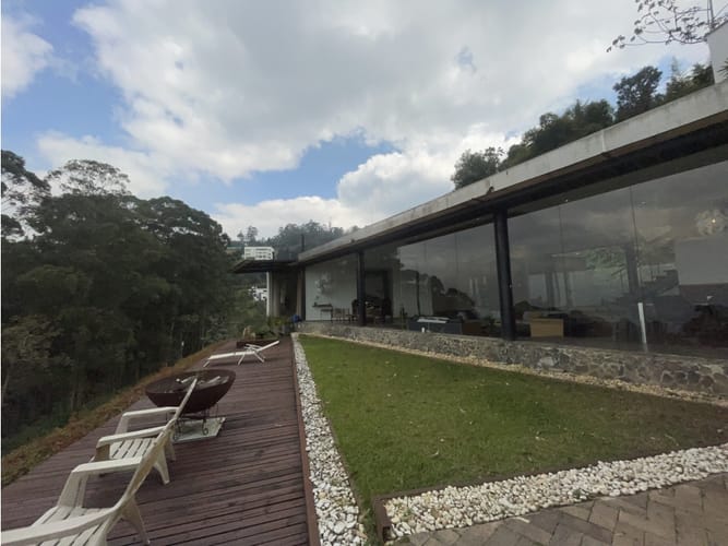 Casa de 3 alcobas en arriendo en Altos Del Poblado, Medellín, 412 m² · foto 2 de 24