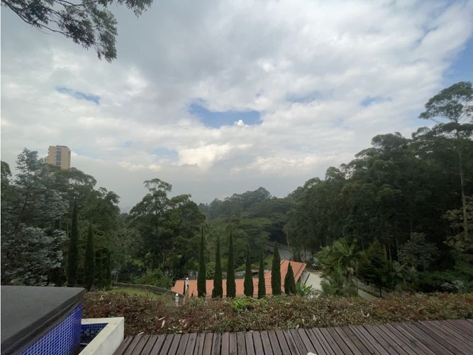 Casa de 3 alcobas en arriendo en Altos Del Poblado, Medellín, 412 m² · foto 3 de 24