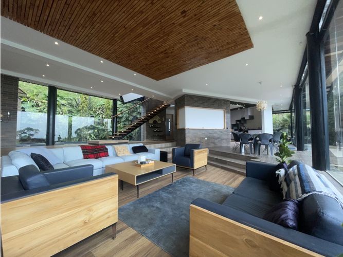 Casa de 3 alcobas en arriendo en Altos Del Poblado, Medellín, 412 m² · foto 6 de 24