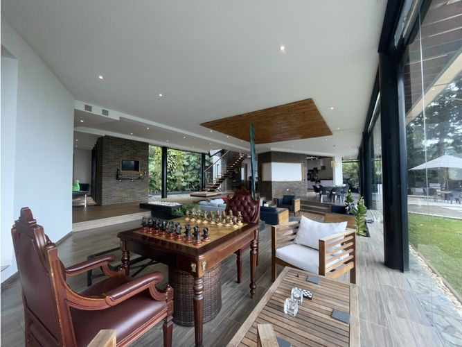 Casa de 3 alcobas en arriendo en Altos Del Poblado, Medellín, 412 m² · foto 8 de 24