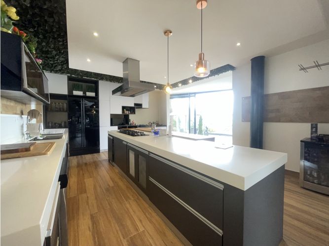 Casa de 3 alcobas en arriendo en Altos Del Poblado, Medellín, 412 m² · foto 11 de 24