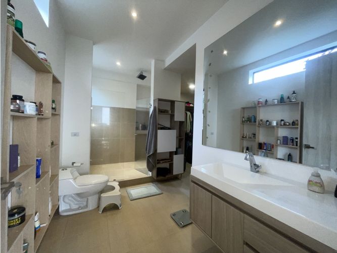 Casa de 3 alcobas en arriendo en Altos Del Poblado, Medellín, 412 m² · foto 19 de 24
