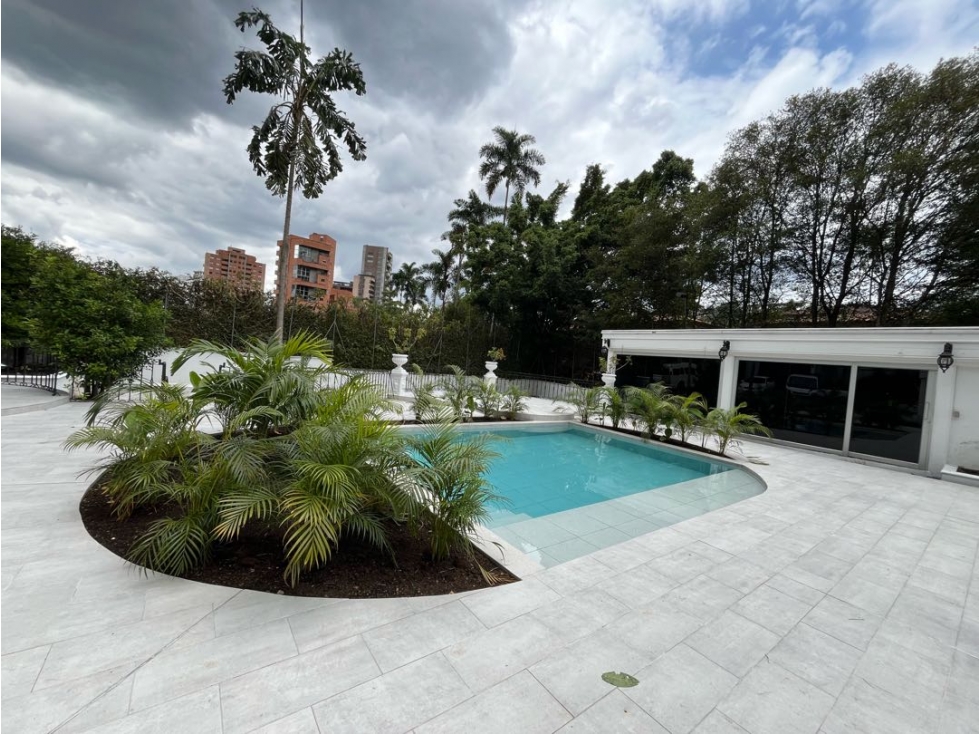 Casa en arriendo en El Poblado, Medellín · foto 2 de 24