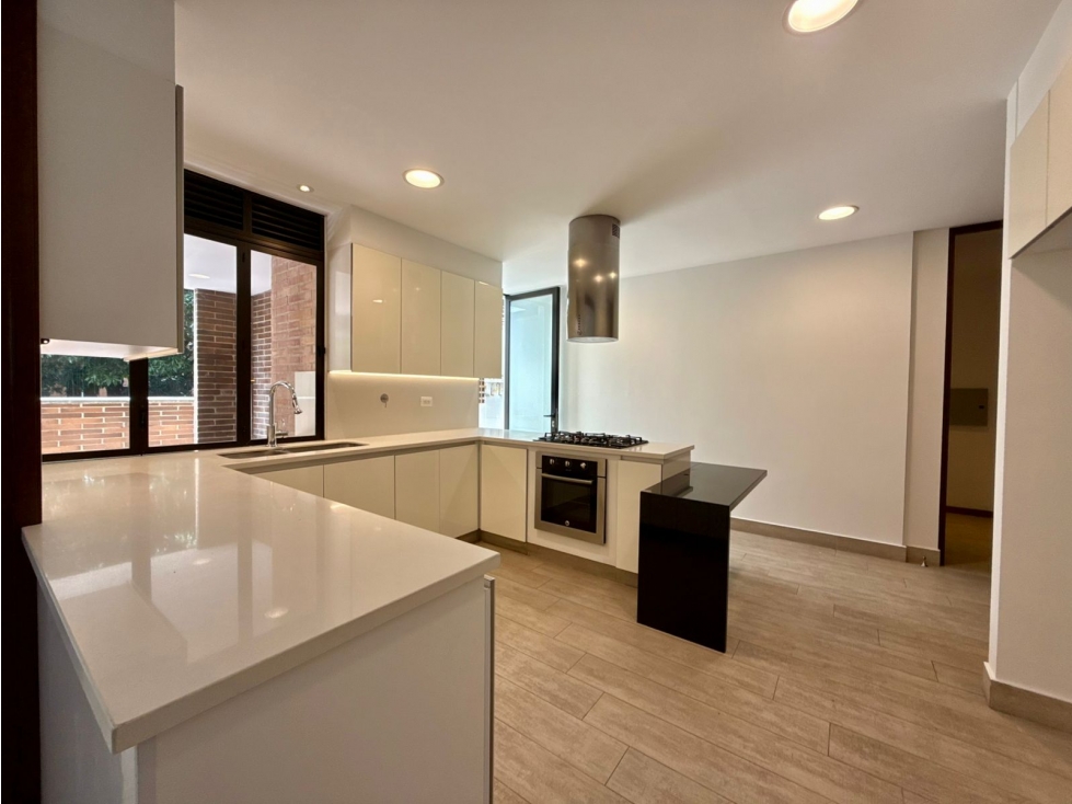 Apartamento en arriendo en El Poblado, Medellín · foto 3 de 24