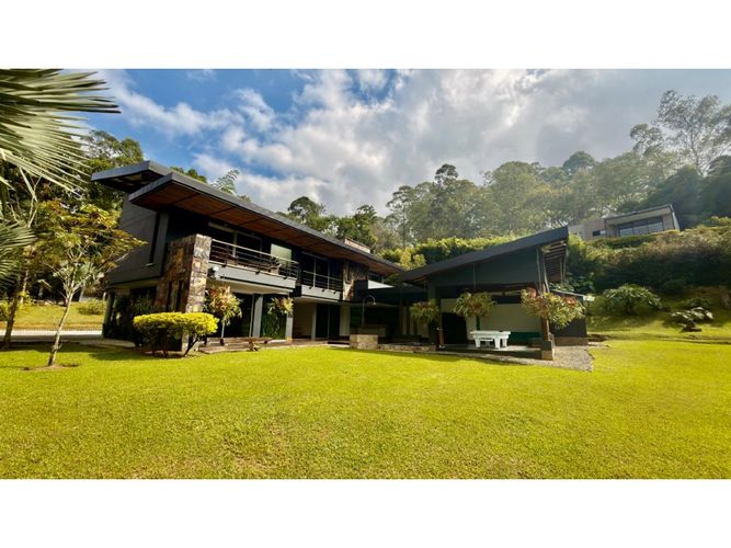 Casa de 4 alcobas en arriendo en Loma Benedictinos, Envigado, 660 m² · foto 2 de 24