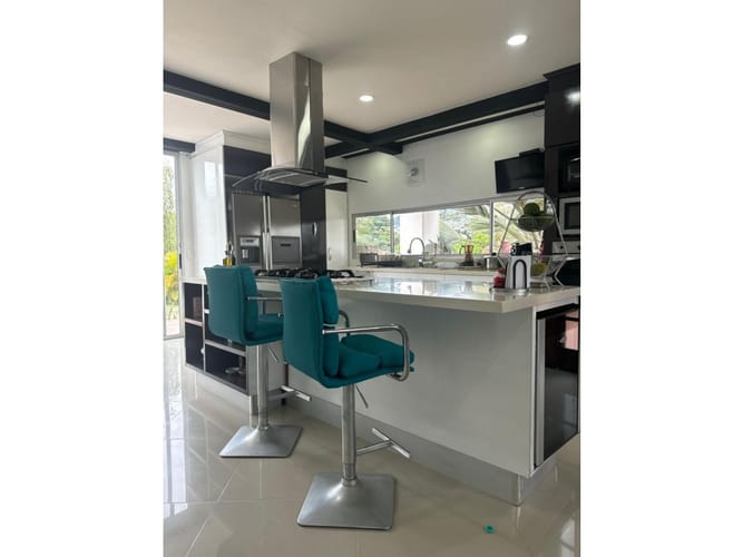 Casa de 6 alcobas en arriendo en Bellavista, Guarne, 350 m² · foto 5 de 21