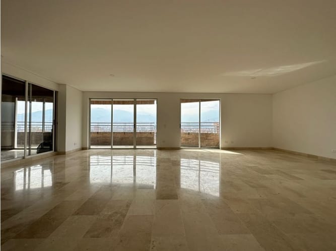 Apartamento de 4 alcobas en arriendo en Laureles, Medellín, 340 m² · foto 2 de 24