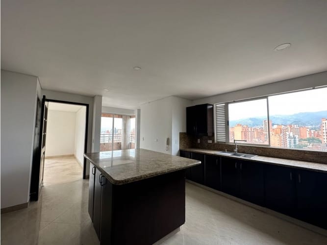 Apartamento de 4 alcobas en arriendo en Laureles, Medellín, 340 m² · foto 3 de 24
