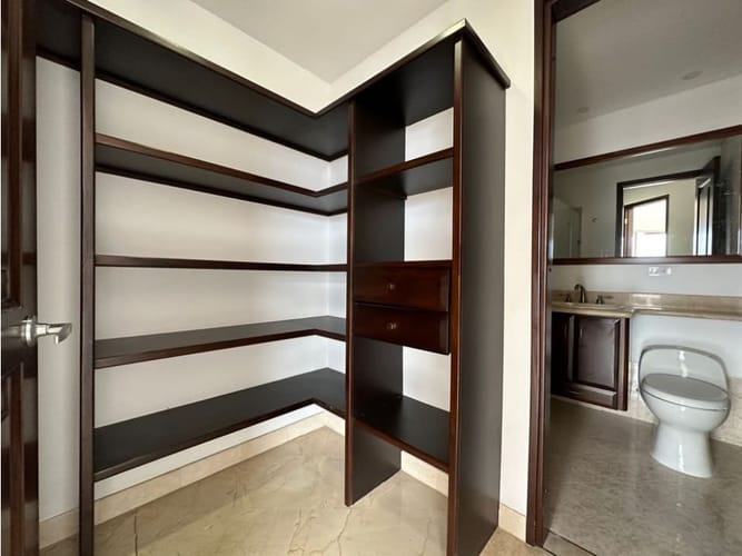 Apartamento de 4 alcobas en arriendo en Laureles, Medellín, 340 m² · foto 7 de 24