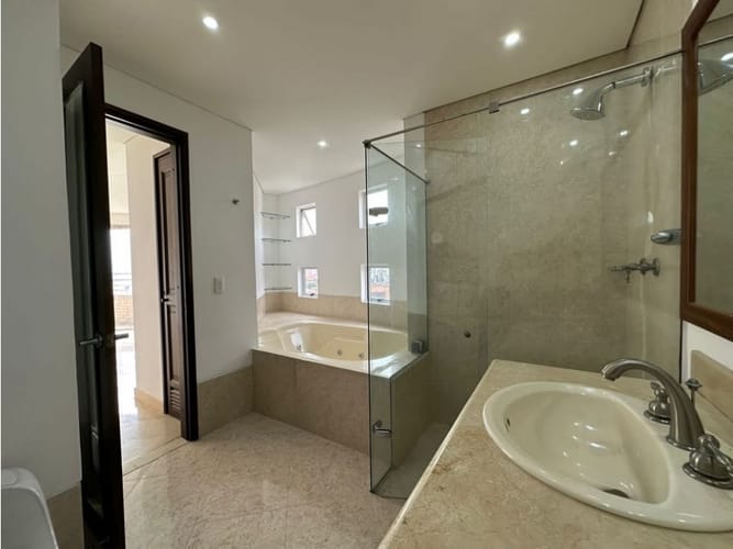 Apartamento de 4 alcobas en arriendo en Laureles, Medellín, 340 m² · foto 11 de 24