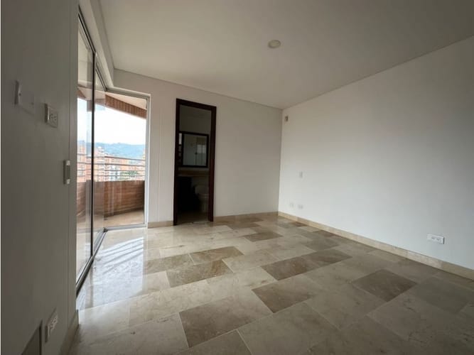 Apartamento de 4 alcobas en arriendo en Laureles, Medellín, 340 m² · foto 13 de 24