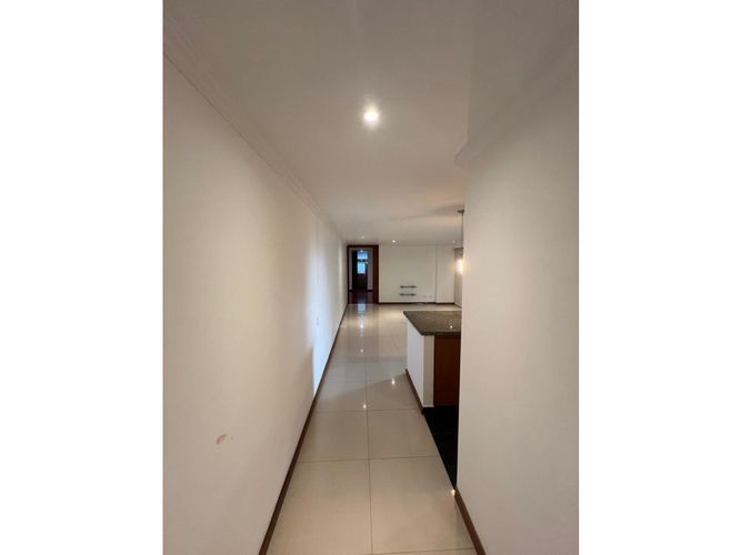 Apartamento de 1 alcoba en venta en Los Naranjos, Medellín, 94 m² · foto 5 de 17