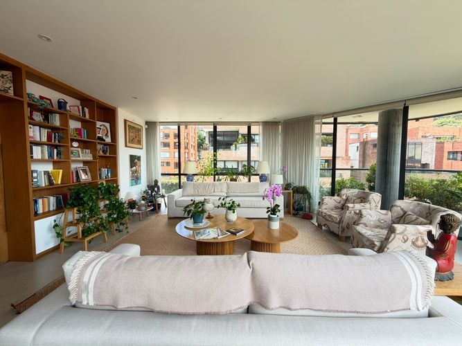 Apartamento de 1 alcoba en venta en Los Rosales, Bogotá, 182 m² · foto 2 de 19