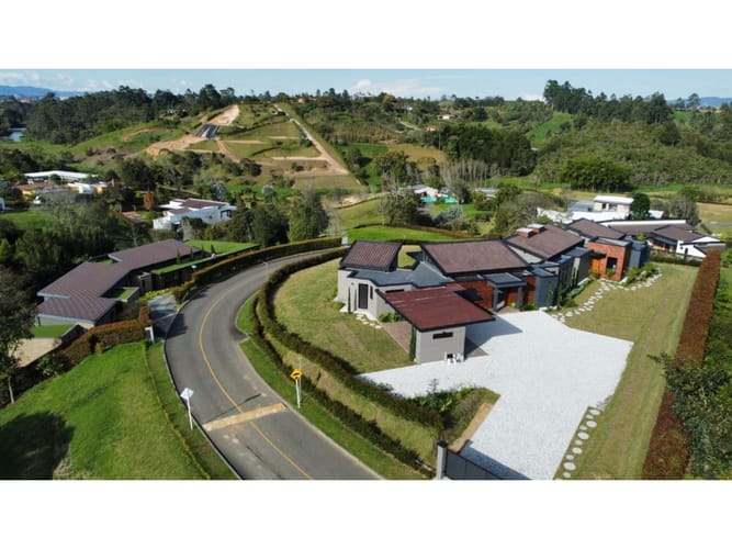Casa de 4 alcobas en venta en El Porvenir, Rionegro, 350 m² · foto 2 de 24