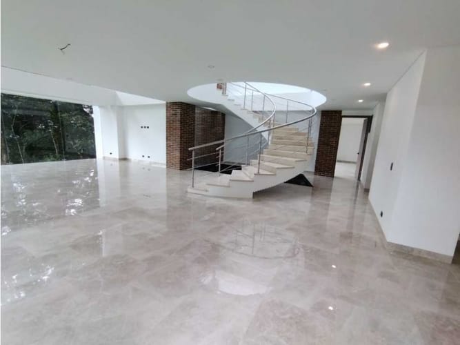 Casa de 5 alcobas en arriendo en Santa Catalina, Envigado, 450 m² · foto 2 de 24