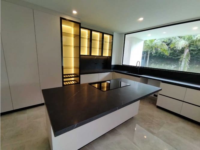 Casa de 5 alcobas en arriendo en Santa Catalina, Envigado, 450 m² · foto 6 de 24