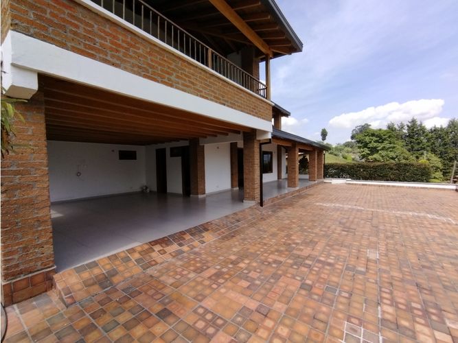 Casa de 4 alcobas en arriendo en Las Antillas, Envigado, 400 m² · foto 2 de 24
