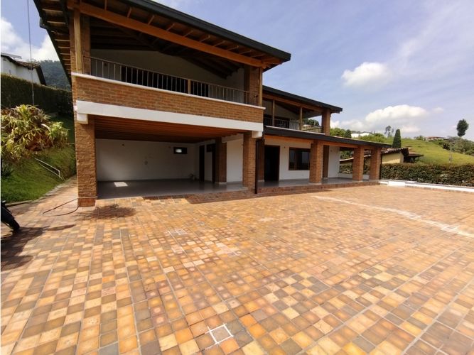 Casa de 4 alcobas en arriendo en Las Antillas, Envigado, 400 m² · foto 3 de 24